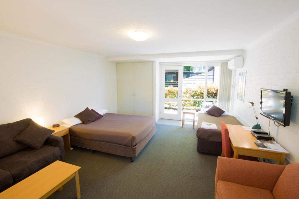 Summer East Apartments Orange Room photo