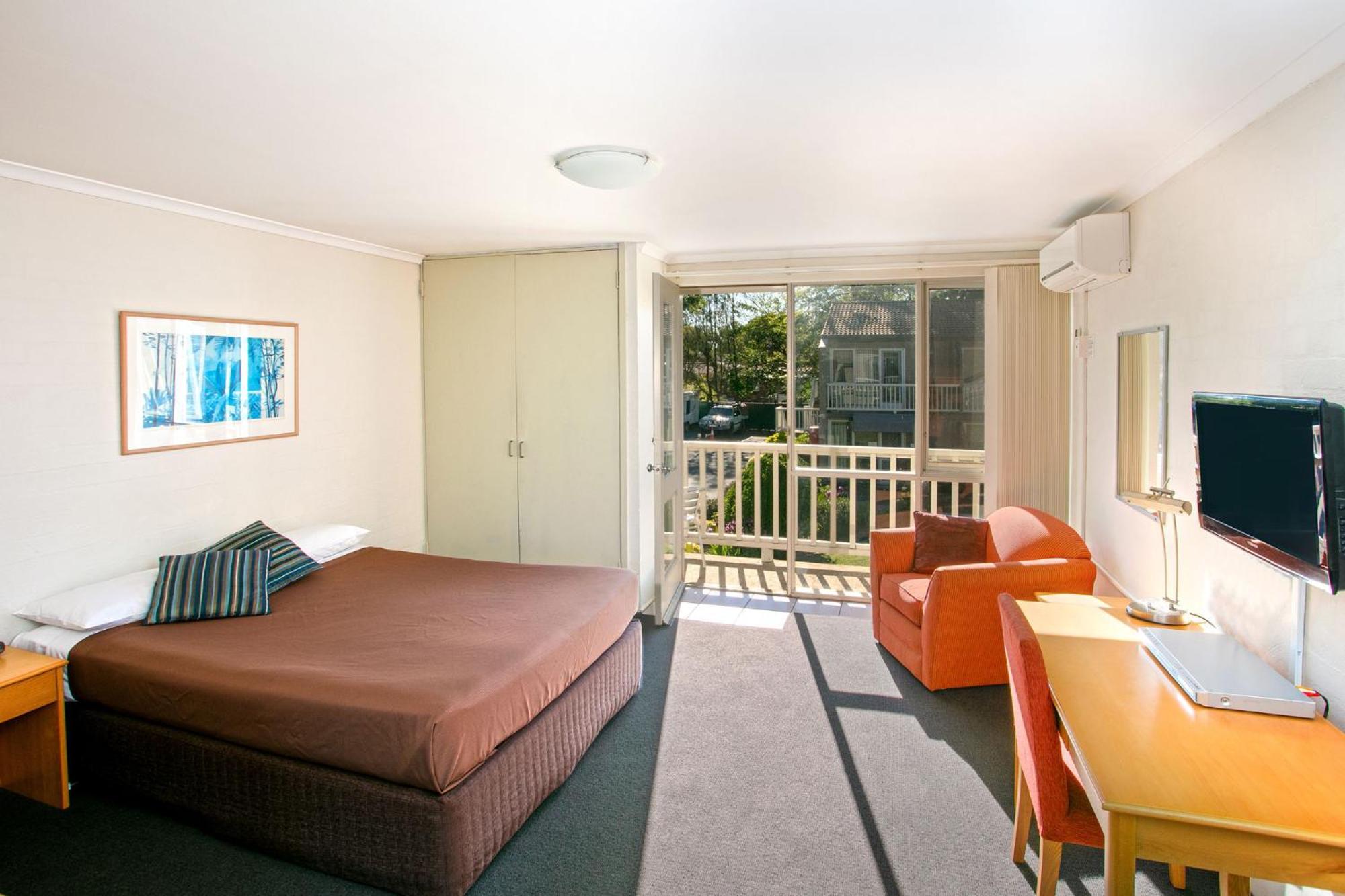 Summer East Apartments Orange Room photo